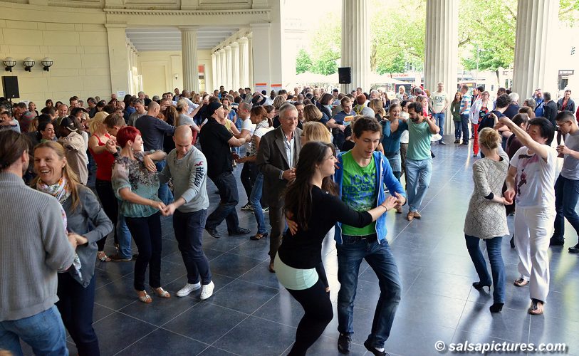 Aachen: Salsa am Eisenbrunnen