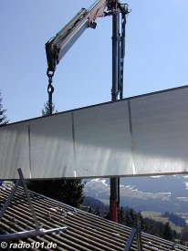 Solarkollektoren: Montage eines Solarkolletors (anklicken zum Vergr&ouml;�ern)
