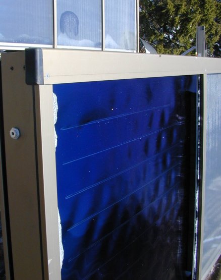 Solarkollektor: Das Innenleben kann man gut sehen, wenn einem ein Stein durch die Scheibe f&auml;llt....