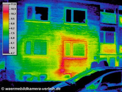 Geb&auml;ude, thermographische Aufnahme: hohe Verluste um und unter Fenster - W&auml;rmebildkamera Haus