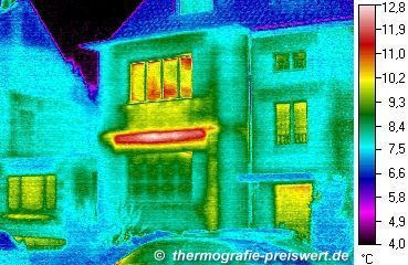 Geb�udethermographie: Thermographische Aufnahme / W&auml;rmebild: Haus