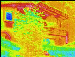 Infrarotaufnahme / W�rmebild / Thermografische Aufnahme: Haus im Sommer (in der Scheibe spiegelt sich der wesentlich k�ltere Himmel, daher wird dort scheinbar eine viel niedrigere Temperatur angezeigt)