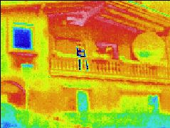 Infrarotaufnahme / W�rmebild / Thermografische Aufnahme: Haus im Sommer (in der Scheibe spiegelt sich der wesentlich k�ltere Himmel, daher wird dort scheinbar eine viel niedrigere Temperatur angezeigt)