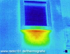 Heizung unter Fenster gibt W&auml;rme nach draussen ab - Infrarotaufnahme / W&auml;rmebild / Thermografische Aufnahme