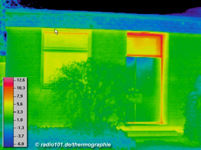 Bungalow: W&auml;rmeverluste im Bereich der Eingangst&uuml;re - W&auml;rmebild / Thermografische Aufnahme - Bauthermographie