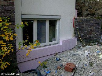 Im Sockelbereich + unter der Erde: intrudiertes wasserdichtes styropor (click to enlarge - anklicken zum Verg&ouml;�ern, mit ALT+F4 wieder schliessen)