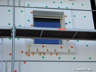 Unter den bunten Punkten im Styropor befinden sich die Schrauben und D&uuml;bel