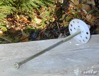 Die Styroporplatten werden nicht nur geklebt, sondern anschliessend festged&uuml;belt (Bild: hierzu verwendete Schraube)